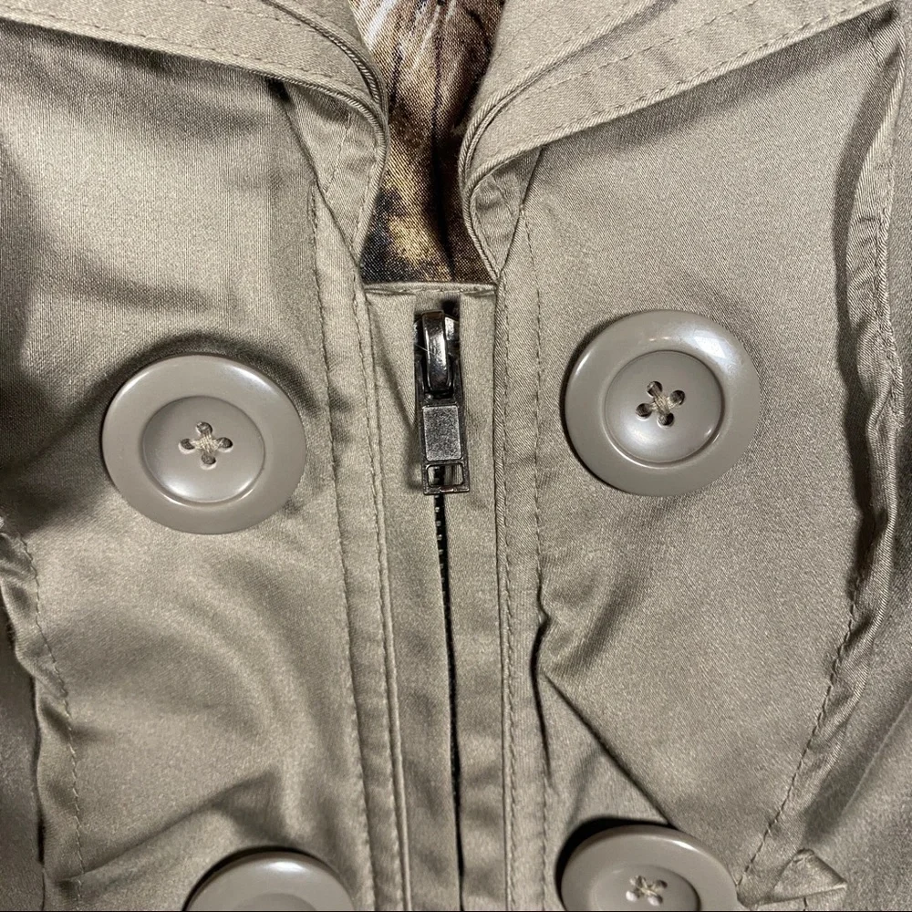 LUII Women’s coat. Ruffles and buttons up the front. Zips closed. 3/4 sleeves. S - Picture 6 of 7